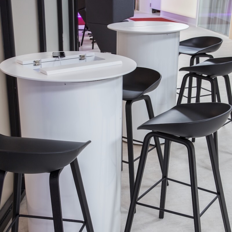 Presson Oy LoungeTable - Esityskaluste viimeistely valkoinen