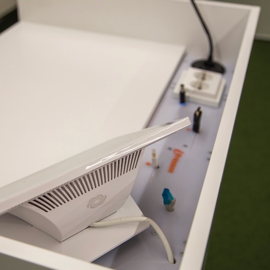 Presson Oy Podium - Esityskaluste valkoinen viimeistely