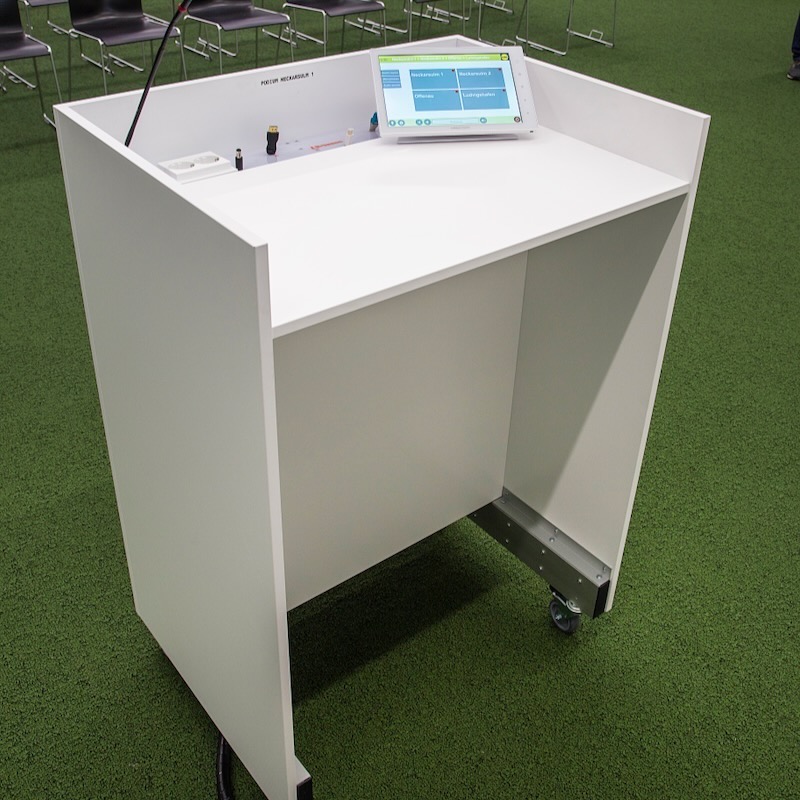 Presson Oy Podium - Esityskaluste valkoinen viimeistely