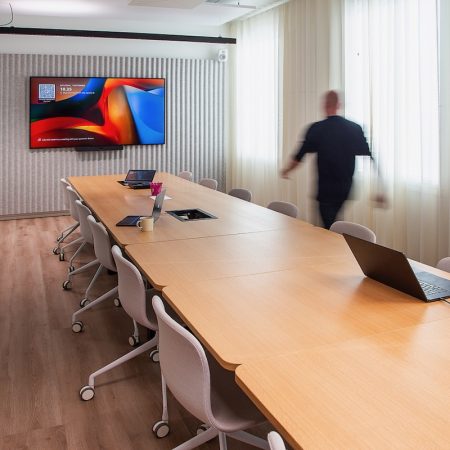 Presson Oy Multifunction Conference Table - Esityskaluste viimeistely tamiiviilu