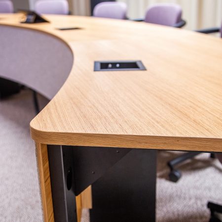 Presson Oy Conference Table Custom, Micro- Esityskaluste viimeistely tamiiviilu