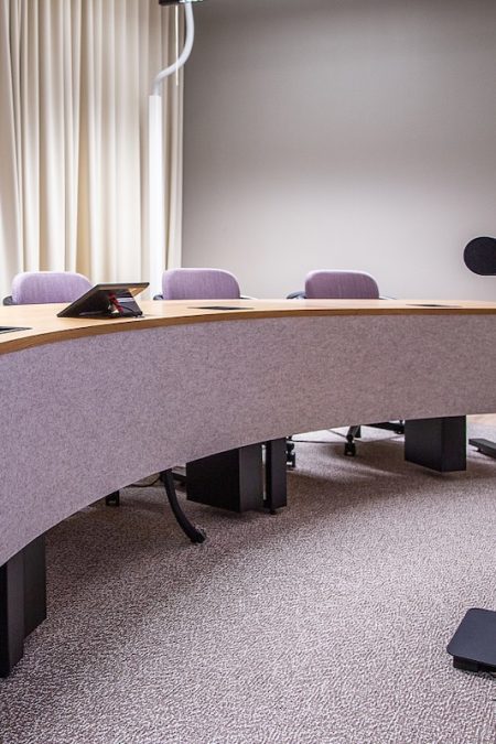 Presson Oy Conference Table Custom, Micro- Esityskaluste viimeistely tamiiviilu