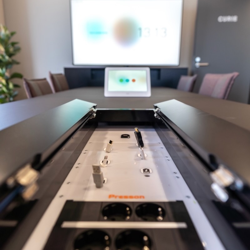 Presson Oy Interface S6 - Esityskaluste viimeistely musta