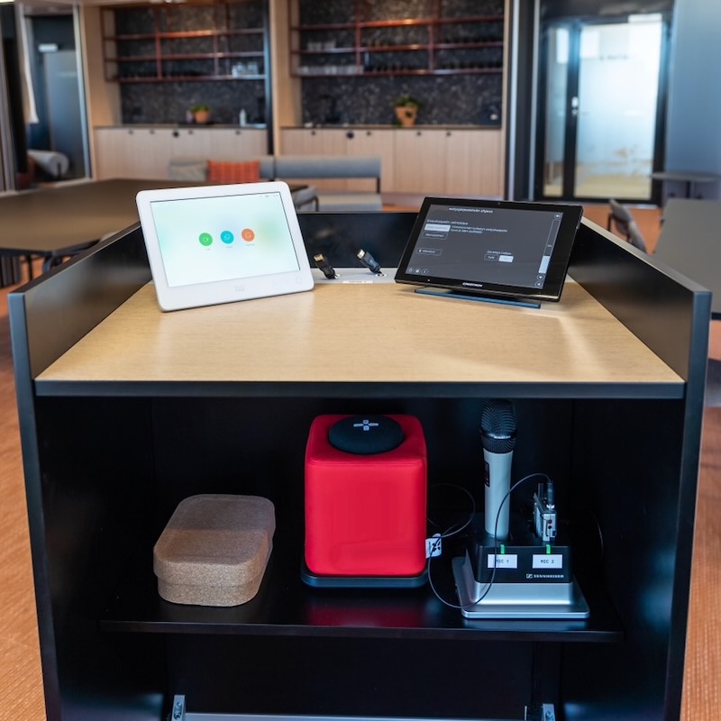 Presson Oy Podium - Esityskaluste musta viimeistely