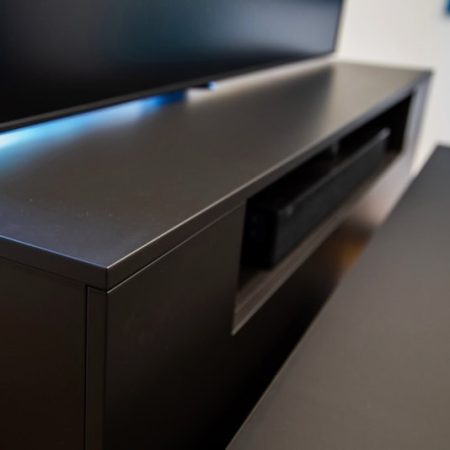 Presson Oy Cabin - Näyttökaluste musta viimeistely