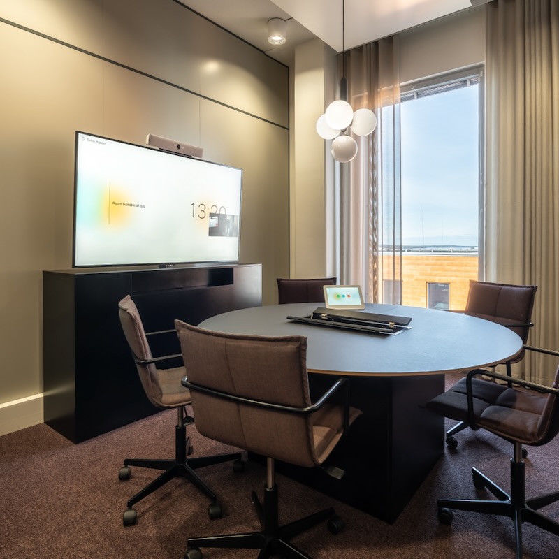 Presson Oy Round Table, Interface S6 - Esityskaluste viimeistelty musta pyöreä pöytä